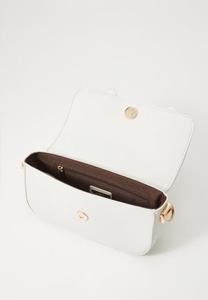 Borsa a mano in pelle bianca con chiusura a scatto dorata. L'interno presenta una fodera marrone e una tasca con cerniera per l'organizzazione. Forma rettangolare compatta.