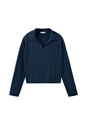 Langärmeliger dunkelblauer Zopfpullover mit weitem Kragen und V-Ausschnitt, vor weißem Hintergrund dargestellt.