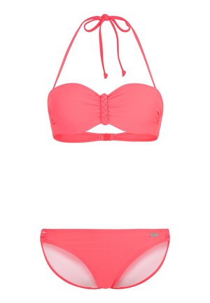 Korallenrotes Bikini-Set mit gepolstertem Bandeau-Oberteil, das über ein geflochtenes Zentrumsdetail und eine Bindeschleife am Hals verfügt, kombiniert mit klassischen Bikini-Hosen.