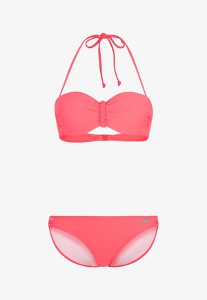 Korallenrotes Bikini-Set mit gepolstertem Bandeau-Oberteil, das über ein geflochtenes Zentrumsdetail und eine Bindeschleife am Hals verfügt, kombiniert mit klassischen Bikini-Hosen.