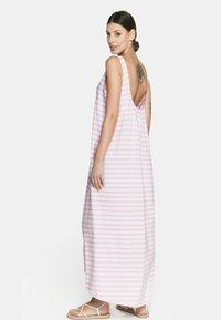 Sukienka maxi w paski z miękkiego, lekkiego materiału; posiada różowo-białe poziome paski, odkryty tył oraz szerokie ramiączka.
