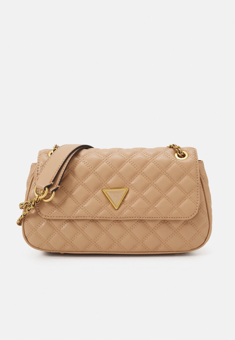 Sac à main en cuir matelassé beige avec un logo triangle doré, une chaîne en métal et une bandoulière amovible. Texture lisse avec une fermeture à rabat.