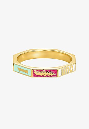 Anillo de metal dorado con forma octagonal, que presenta segmentos de esmalte de colores en menta, rosa y blanco, con detalles en relieve que incluyen un número y un diseño de hojas.