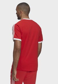 adidas Originals STRIPES TEE UNISEX - Marškinėliai su spaudiniu - red
