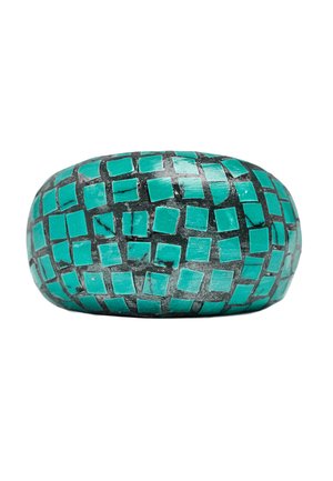 Okrągły czarny pierścień z drobnymi kwadratowymi kamieniami turkusowymi tworzącymi mozaikowy wzór.