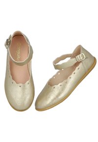 Bailarinas metálicas doradas con un borde ondulado, tira ajustable en el tobillo y una textura suave con suela de goma.