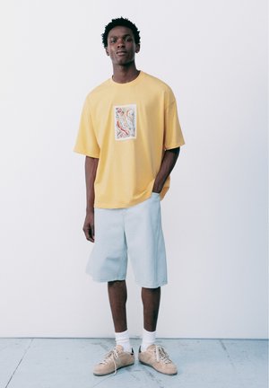 PULL&BEAR, RELAXED-FIT SHORT-SLEEVED T-SHIRT - T-SHIRT - T-Shirt print - yellow