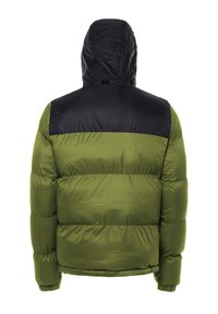 Giacca a vento verde e nera con cappuccio, caratterizzata da una texture trapuntata, un'imbottitura in piuma prominente e spalle nere a contrasto.