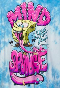 Grafický tričko s jasně modrým tie-dye pozadím, kreslená postava s přehnanými rysy, růžový dripping text "MYSL JAKO HOUBA."