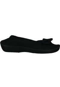Scarpa slip-on nera in maglia con punta rotonda, tomaia testurizzata e dettaglio decorativo a fiocco. Presenta una suola in gomma nera per una buona presa.