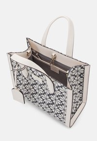 Borsa in tela con motivo floreale bianco su sfondo scuro, dettagli in pelle crema, doppi manici e tasca interna con cerniera.