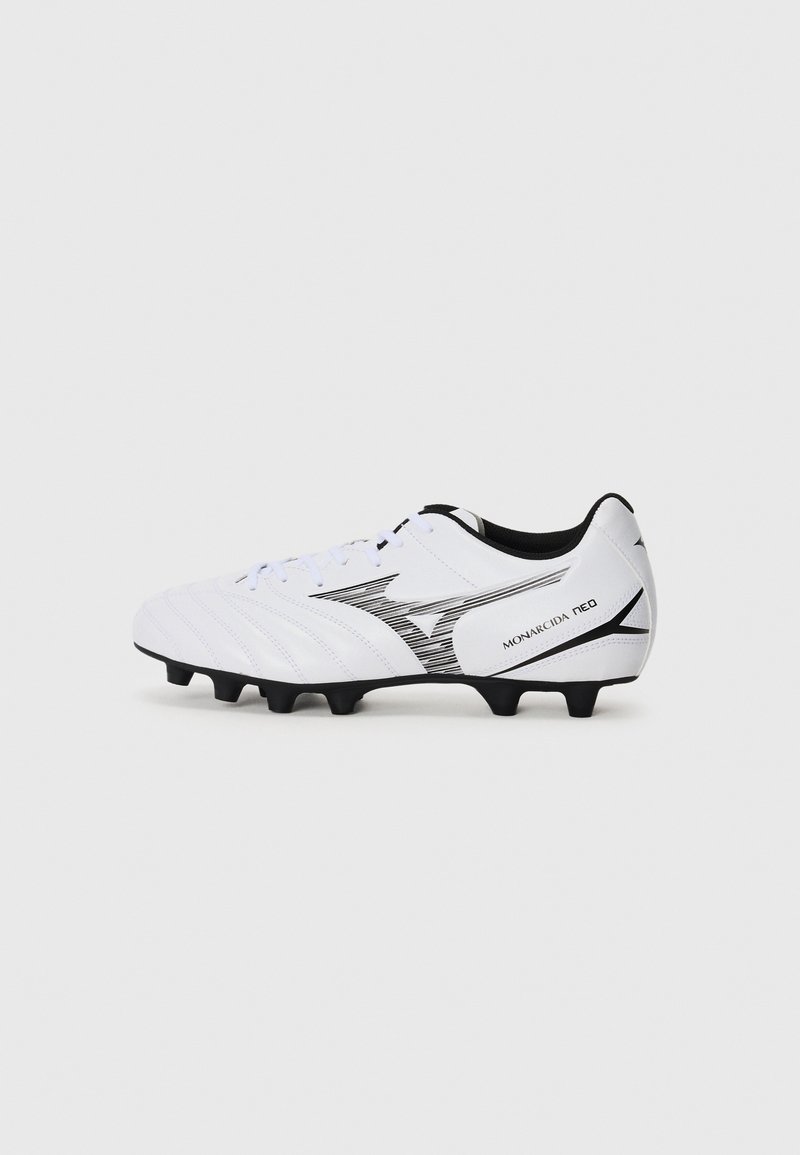 Scarpa da calcio bianca con accenti neri, caratterizzata da una superficie testurizzata, design curvo e sei tacchetti neri sulla parte inferiore per la trazione.