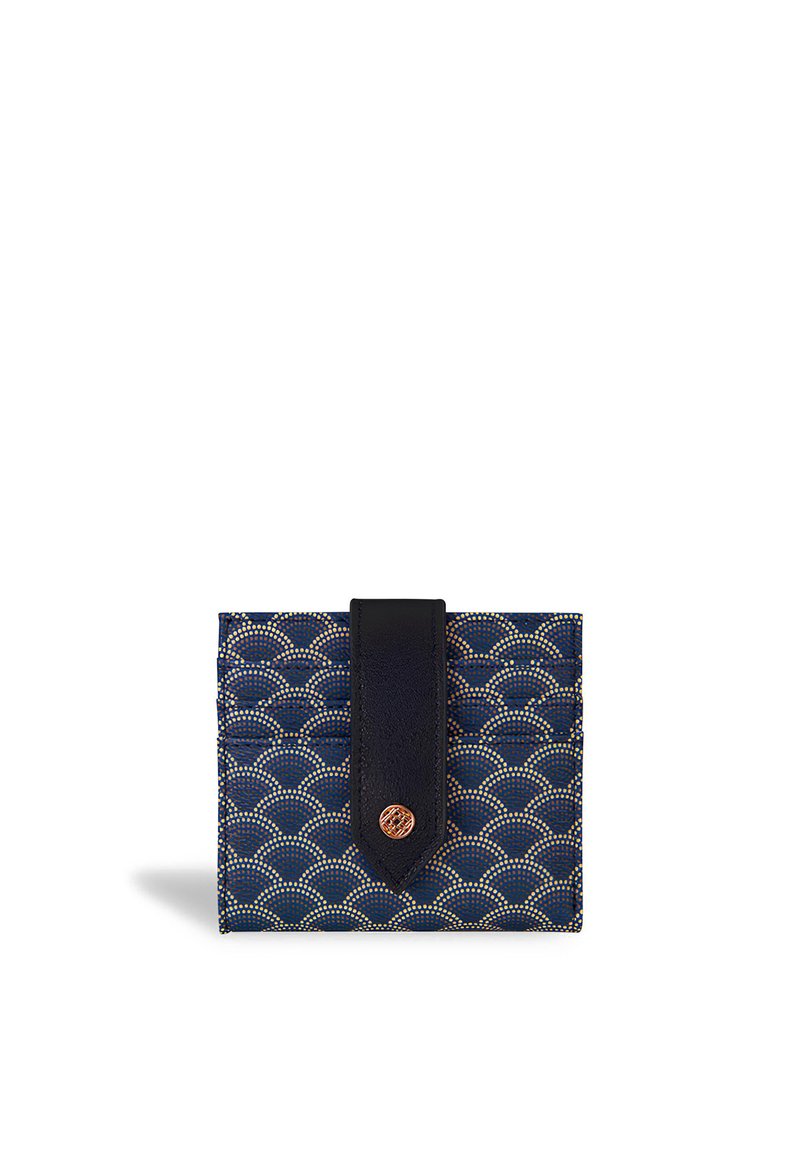 Laatikkomalli lompakko, jossa on tummansininen kuosi ja tekstuuri, tummasta nahasta valmistettu kansi sekä metallinen napitus. Sisältää geometrisen kuvion.