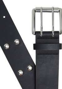 Cinturón de cuero negro con una hebilla rectangular de plata pulida, que presenta cinco ojales metálicos y un acabado texturizado suave.