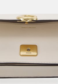 COACH LUXE REFINED BANDIT SHOULDER  - Taška s příčným popruhem - ivory