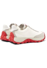 Baskets blanches avec des semelles en caoutchouc rouge, des accents en daim et une tige en textile lisse. Comprend un talon renforcé et un design à lacets.