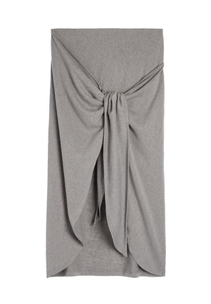 Szary materiałowy owijacz z węzłem na środku, z zasłoniętymi sekcjami i miękką fakturą, idealny do wszechstronnych stylizacji.