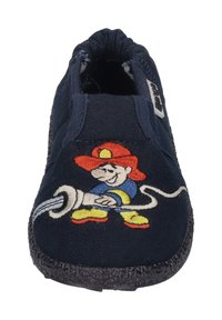Navyfarbene Fabric-Slipper mit schwarzem strukturiertem Boden, verziert mit einem gestickten Cartoon-Feuerwehrmann-Motiv in Rot, Gelb und Blau.