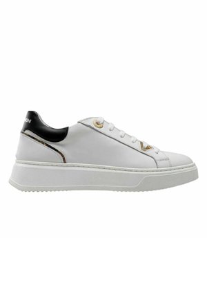 Baskets en cuir blanc avec un accent de talon noir, œillets dorés et une semelle en caoutchouc blanc texturé. Présente un design épuré pour plus de polyvalence.