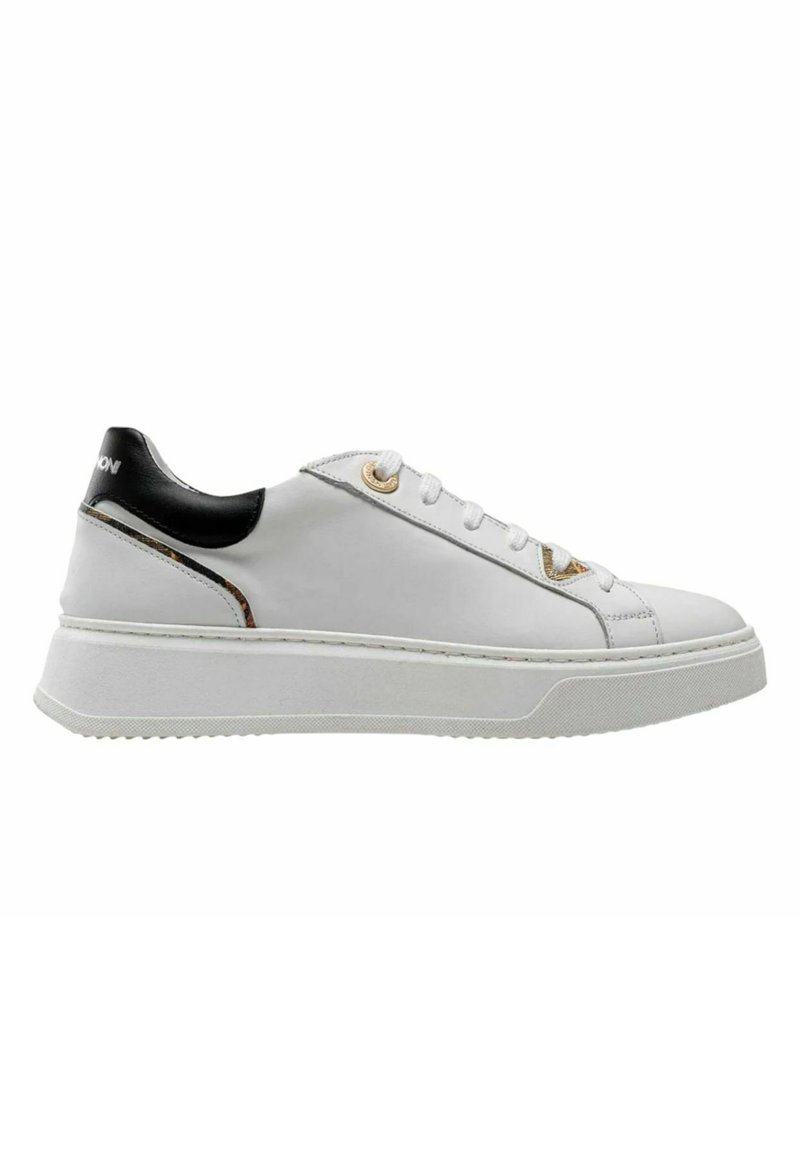 Zapatilla de cuero blanca con acento en el talón negro, ojales dorados y suela de goma blanca texturizada. Presenta un diseño aerodinámico para mayor versatilidad.