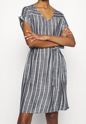Grau gestreiftes Kleid mit V-Ausschnitt, kurzen umgeschlagenen Ärmeln und gebundenem Taillengürtel. Es hat weiße vertikale Streifen und eine lockere Passform.