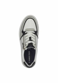 Fehér és szürke sneaker perforált részletekkel és fekete akcentusokkal. Cipzárral és hagyományos fűzővel rendelkezik, párnázott bokarésze van.