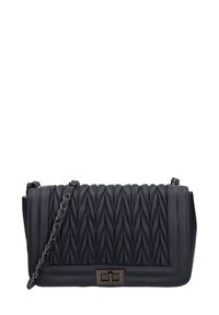 Borsa in pelle blu navy trapuntata con motivi di cucitura verticali, una tracolla in catena argentata e un gancio rettangolare sulla parte anteriore.