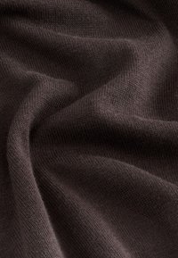 Tessuto morbido di maglia marrone scuro con una texture liscia, caratterizzato da una leggera costina e una caduta delicata, che mostra la sua morbidezza e calore.