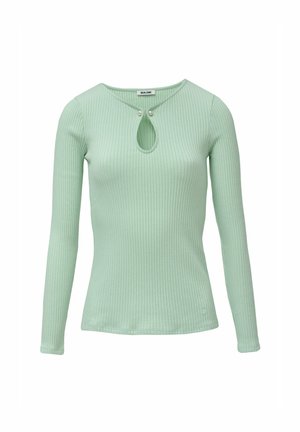 Camiseta de manga larga verde menta con textura acanalada, que presenta un escote en forma de llave y dos botones decorativos. Corte ajustado, tejido suave.