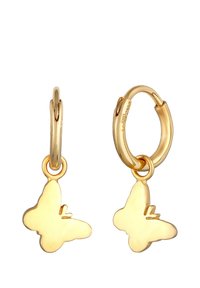 Guldøreringe med en sommerfugl charm hængende fra hver, med en glat, reflekterende overflade og et minimalistisk design.