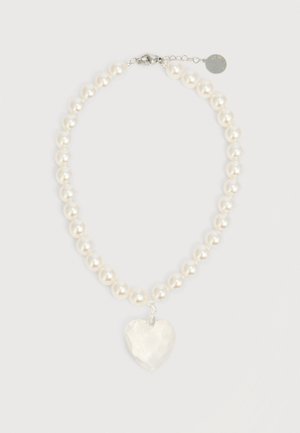 Pärlkaelakee hõbedast kinnitusega ja südamekujuline läbipaistev kristallripats ripub keskel.