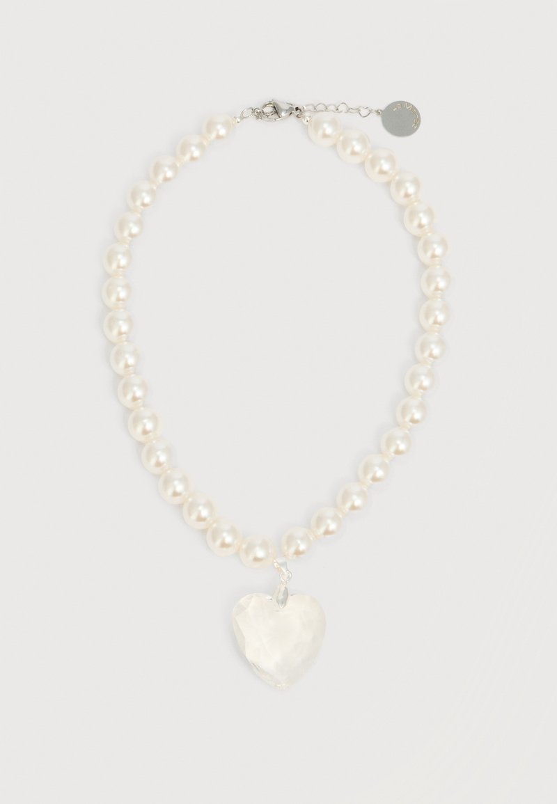 Pärlkaelakee hõbedast kinnitusega ja südamekujuline läbipaistev kristallripats ripub keskel.