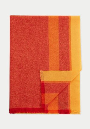 Opgevouwen sjaal met horizontale strepen in rood, oranje en geel en franjes aan de randen, op een lichte achtergrond.