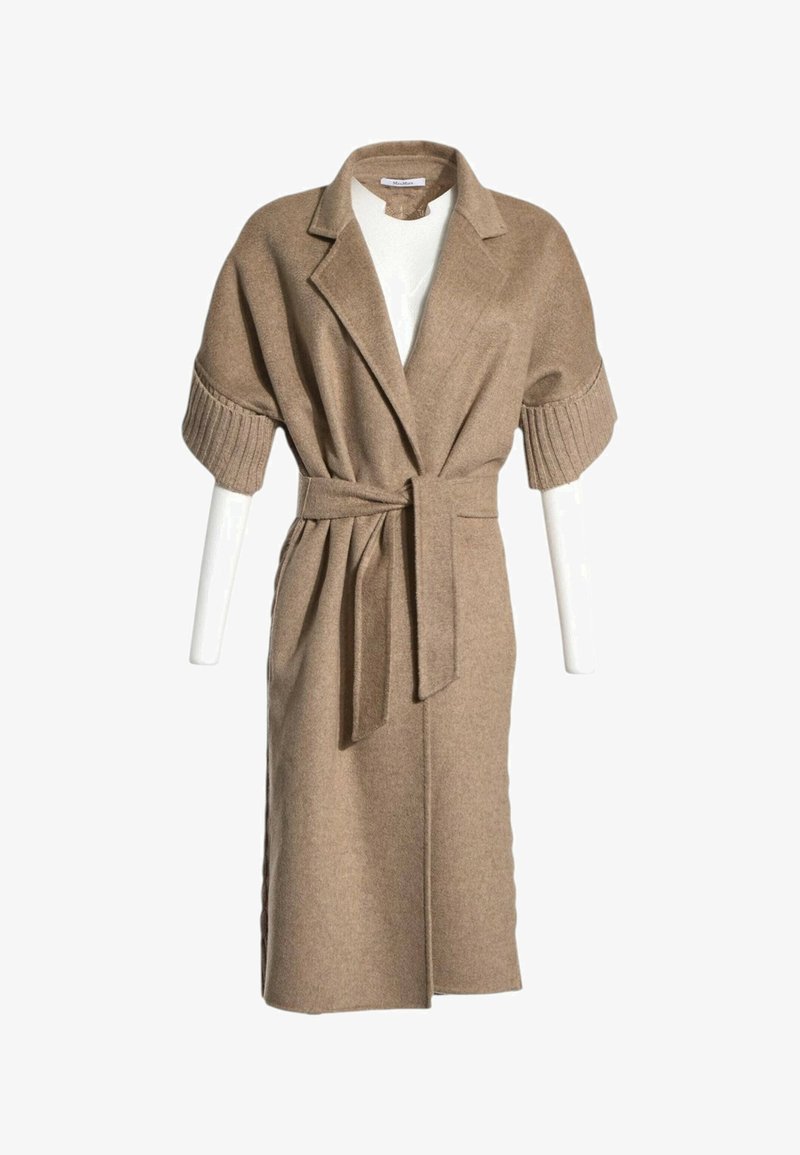 Long manteau en laine couleur chameau avec de larges manches courtes, un col cranté et une ceinture assortie en tissu nouée à la taille.