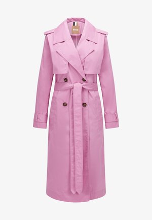 Lange roze double-breasted trenchcoat met ceintuur, reverskraag, schouderepauletten en knoopmanchetten, weergegeven op een witte achtergrond.