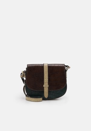 Bolso de cuero con estampado de cocodrilo que presenta un frente marrón oscuro, una base verde y una correa beige, con cierre de solapa y correa cruzada ajustable.