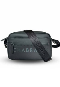 Bolso bandolera negro hecho de material sintético liso, con un compartimento con cremallera y una correa ajustable con logotipo en relieve.