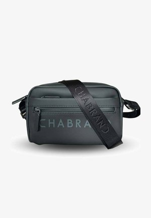 Bolso bandolera negro hecho de material sintético liso, con un compartimento con cremallera y una correa ajustable con logotipo en relieve.