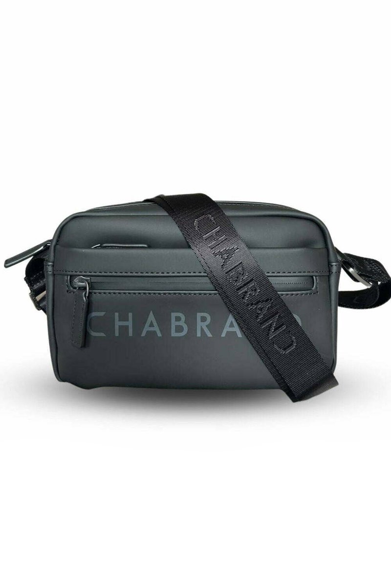 Bolso bandolera negro hecho de material sintético liso, con un compartimento con cremallera y una correa ajustable con logotipo en relieve.