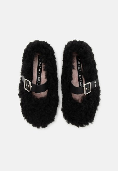 CHIARA FERRAGNI Ballerine con cinturino - black