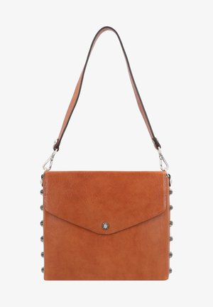 Bolso de mano de cuero marrón con un diseño de sobre, que presenta herrajes plateados y acentos decorativos de tachuelas a lo largo de un lado. Incluye una correa ajustable.