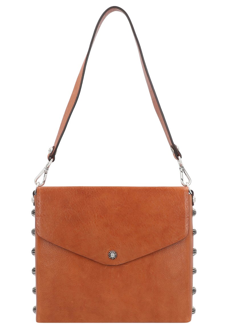 Borsa a mano in pelle marrone con design a busta, dotata di hardware in argento e dettagli decorativi in borchie lungo un lato. Include una tracolla regolabile.