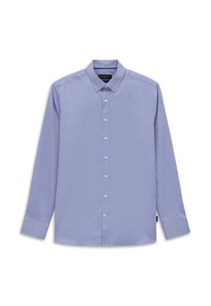 Hellblaues Hemd mit langen Ärmeln, kleinem strukturiertem Muster und weißen Knöpfen, flach auf weißem Hintergrund präsentiert.