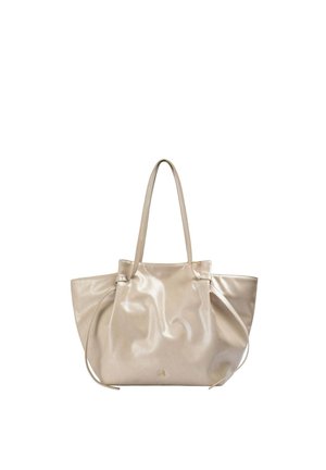 Bolso tote beige brillante con asas largas y correas laterales, hecho de material suave, mostrado sobre un fondo blanco.