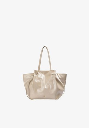 Bolso tote beige brillante con asas largas y correas laterales, hecho de material suave, mostrado sobre un fondo blanco.