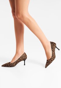 Woden LAURA LEO - Classic heels - leopard