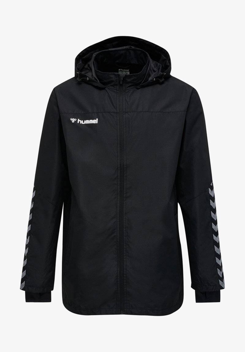 Veste légère noire avec capuche, dotée d'une fermeture éclair intégrale, d'un motif en chevrons réfléchissant sur les manches et d'une texture subtile. Logo Hummel sur la poitrine.