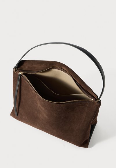 Brūna zamšādas soma ar melnu ādas siksnu, zelta rāvējslēdzēju un oderētu iekšpusi. Taisnstūrveida forma ar gludu tekstūru.