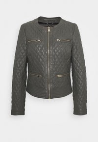 Prošívaná šedá kožená bunda s kulatým výstřihem, se zipovým zapínáním v přední části, dvěma náprsními kapsami a přiléhavým střihem. Akcenty ve zlaté barvě.