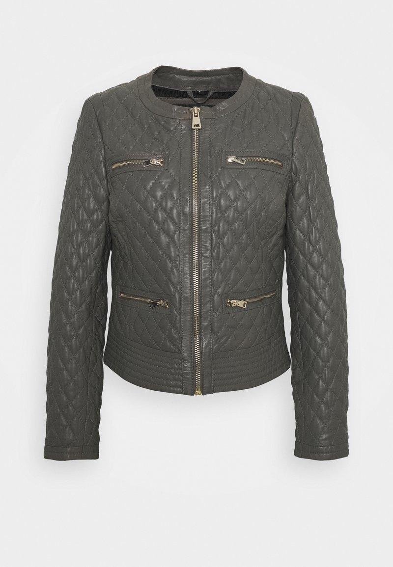 Prošívaná šedá kožená bunda s kulatým výstřihem, se zipovým zapínáním v přední části, dvěma náprsními kapsami a přiléhavým střihem. Akcenty ve zlaté barvě.